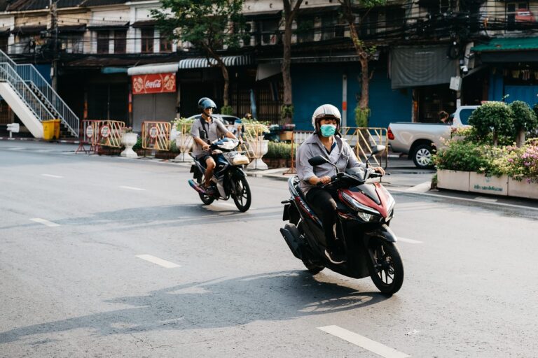 découvrez les voyages en bus en thaïlande : conseils pratiques, itinéraires populaires et astuces pour un confort optimal lors de vos déplacements dans le pays du sourire.